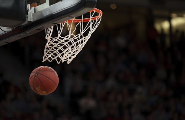 NBA 2025-2026赛季总决赛第七场湖人队与凯尔特人队激烈对抗的赛场瞬间